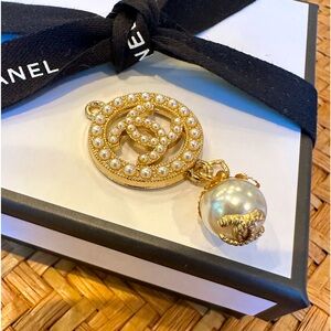 Chanel Zipper Pull Button Gold Tone Metal Faux Pearls  Charm